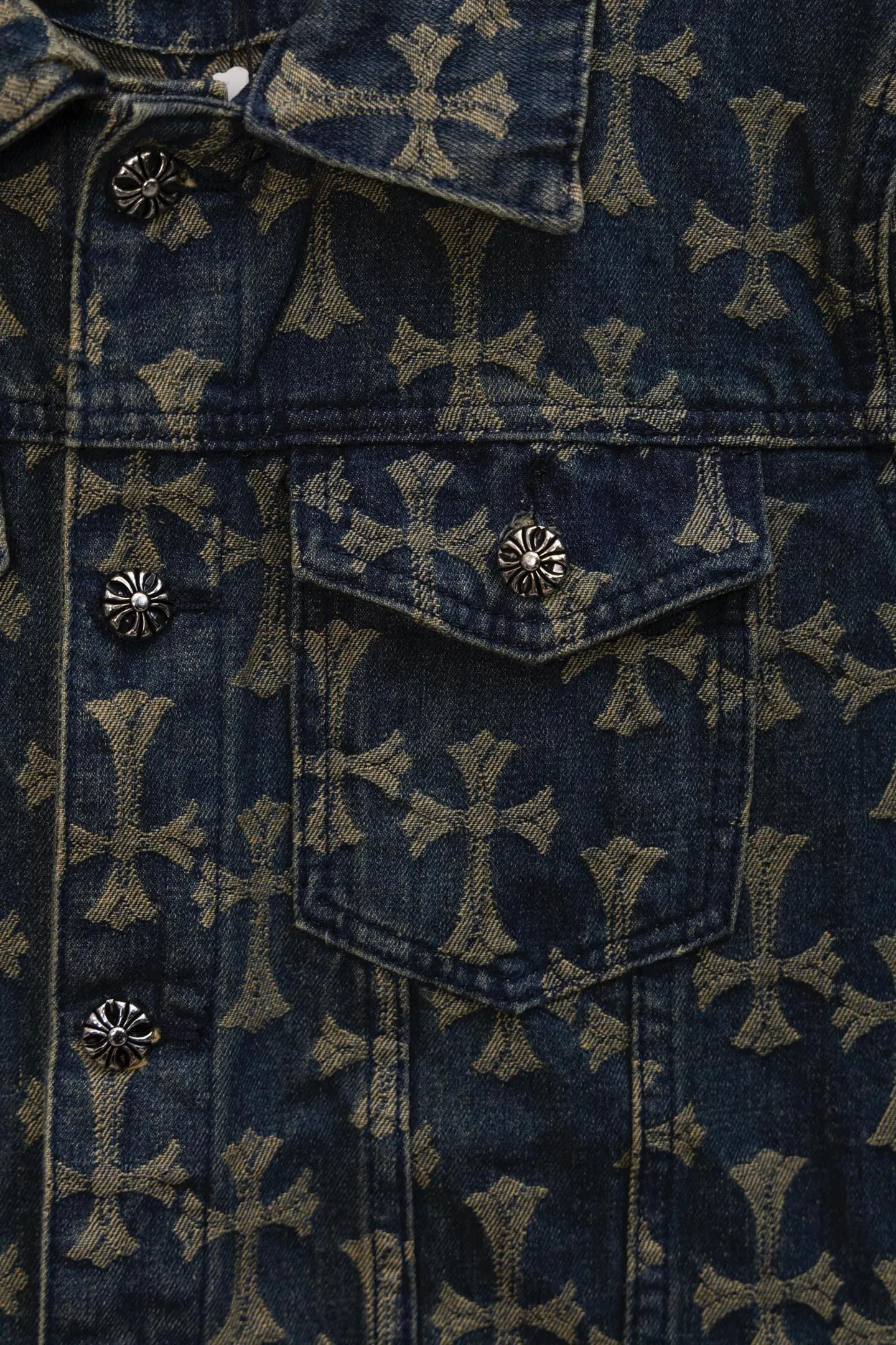 P240 Chrome Hearts CH Chrome Hearts double-sided all-over LOGO jacquard dark pattern heavy-duty denim jacket jeans denim suit same style as the Internet celebrity star's cross-printed denim jacket jeans, the unique cross design element plus all-over printing, full of design sense. It is made of 100% denim cotton fabric with heavy coarse yarn count, which ensures a stiff and tough silhouette while being soft, comfortable and breathable. The lapel is designed with silver buttons and is full of texture. The classic white cross logo is all over the dress, making it a perfect versatile style for spring and summer! Customized jacquard fabric, you can wear it in various styles. This gender-neutral shirt is a must-have for nightclubs. It can be worn as a jacket for both men and women. It can be easily worn by both men and women! The original loose version is made of high-quality pure cotton fabrics. The fabric pattern is high-definition and delicate without burrs. It is comfortable and breathable to wear. All the buttons are molded and customized. It is casual and fashionable and can be matched with any bottoms. It can be windproof and sunproof in spring and summer. It can be worn outside in autumn and winter! Easily concave shape makes you look slimmer and taller, perfect for both men and women! Color: Black Blue Size: Jacket S-XL Pants 28-36